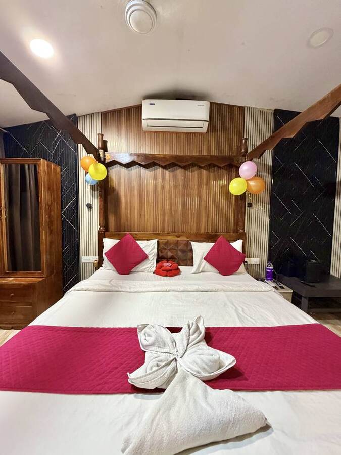 Canopy bed