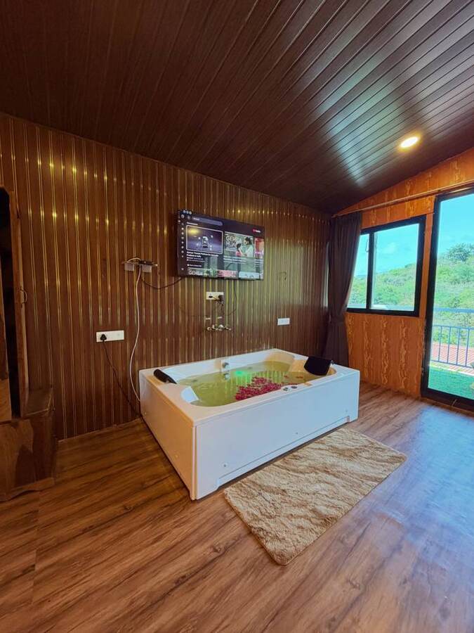 Jacuzzi with valley windows