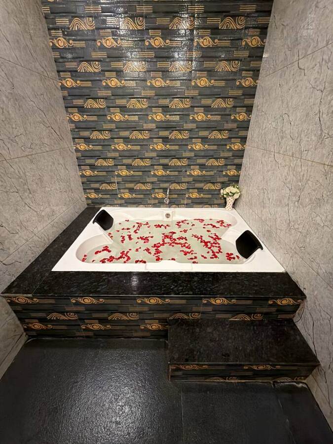 Stone-stepped bathtub